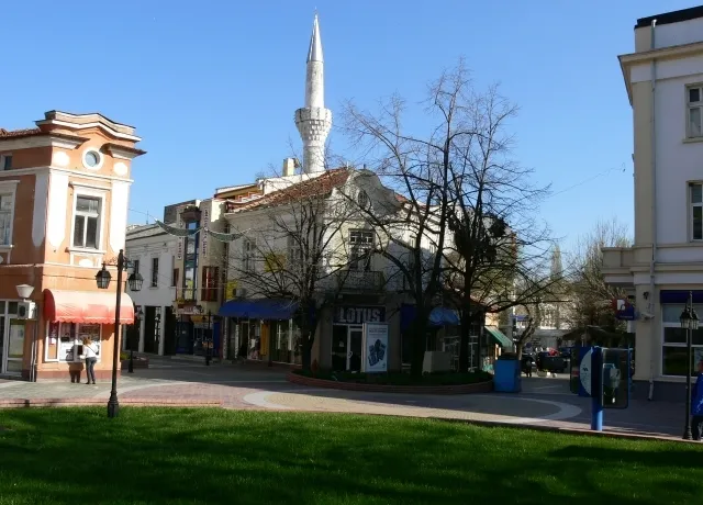 Минарето на Ески джамия над площада в центъра