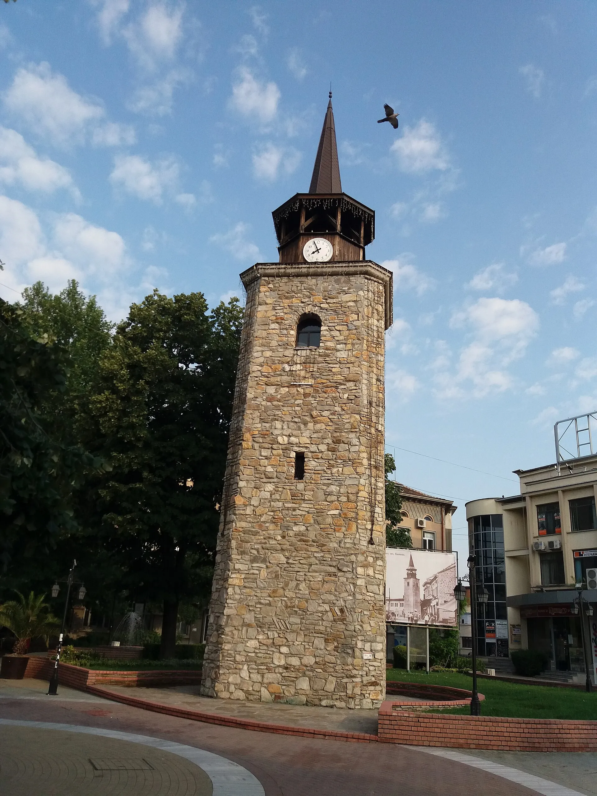 Часовниковата кула между дърветата