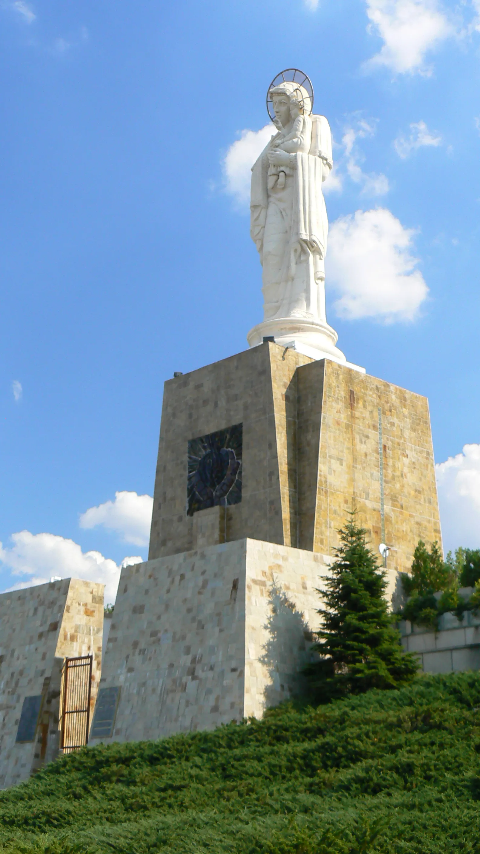 Статуята и параклисът в основата, отстрани