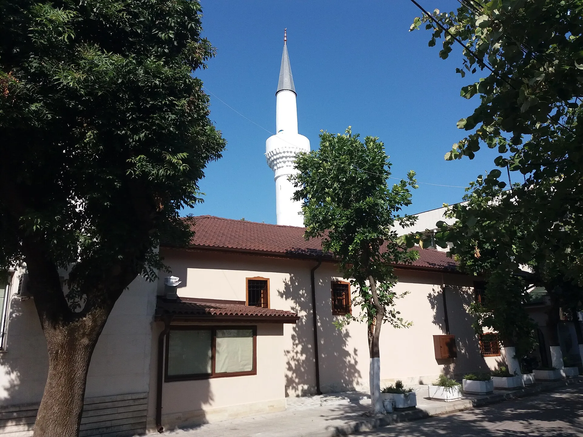 Ески джамия с бялото минаре