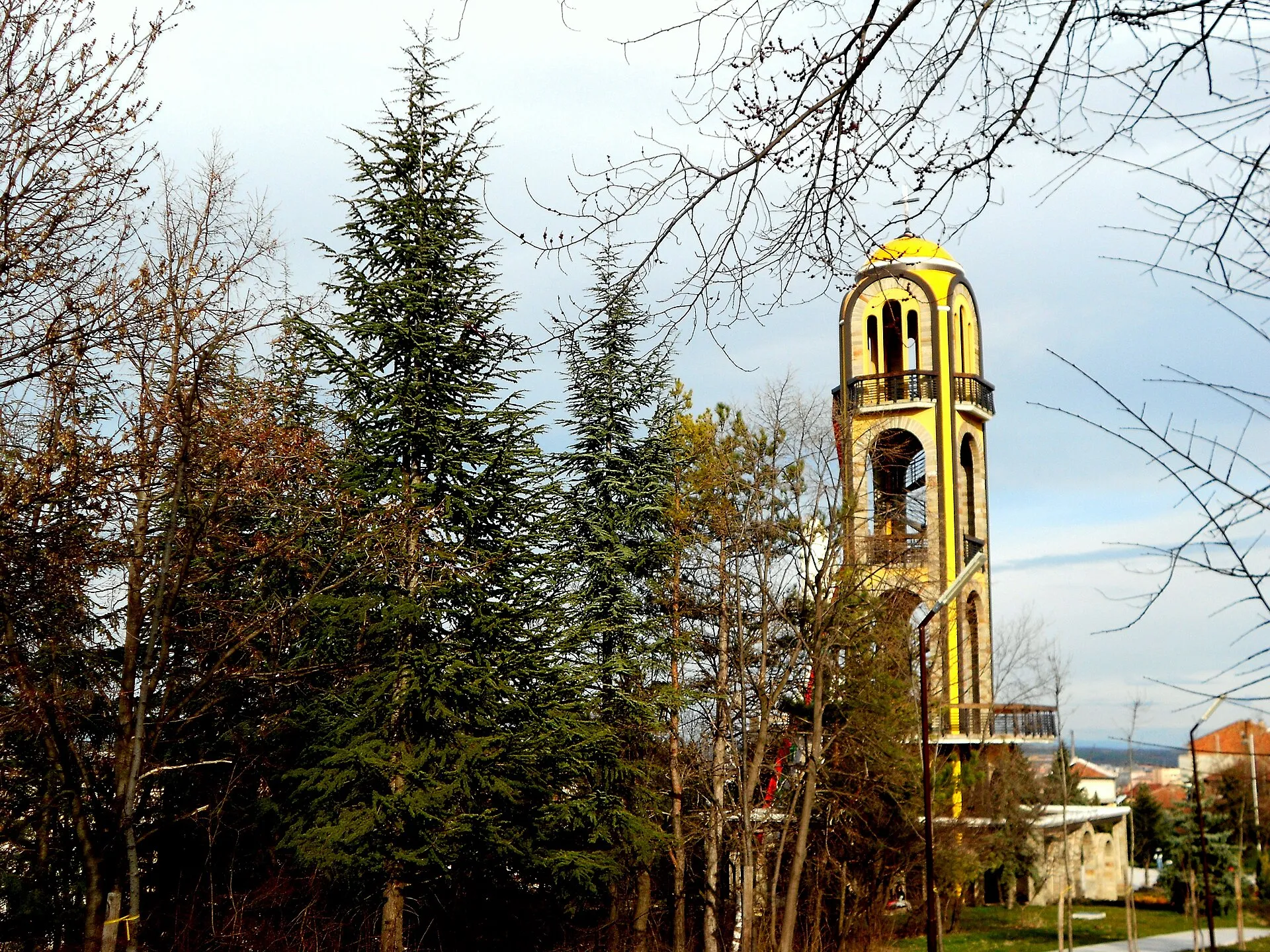 Камбанарията на хълма Ямача между дърветата